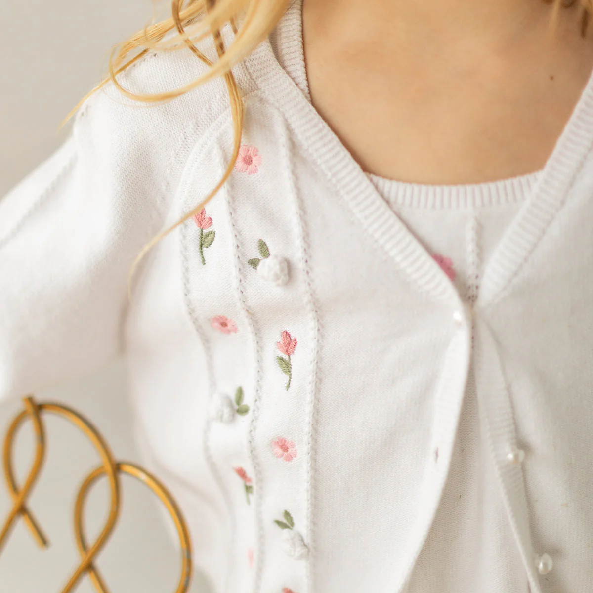 Cardigan blanc en tricot avec détails ajourés et fleurs crochetées, enfant - Image 3