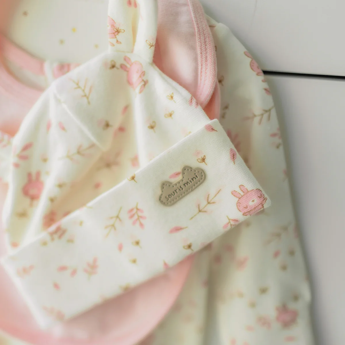 L’ensemble pyjama, bavoir et chapeau crème et rose, naissance - Image 3